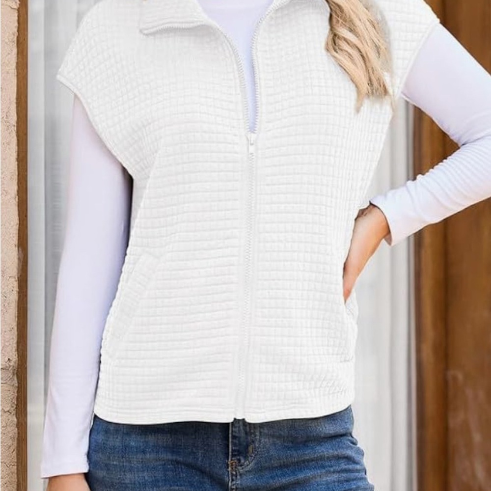 125:: Elegant Women's White Quilted Vest - Picture 4 of 8